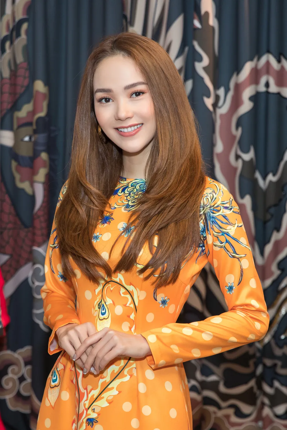 Minh Hằng chọn áo dài để tham dự lễ trao giải E-Daily tại Hàn Quốc ảnh 1