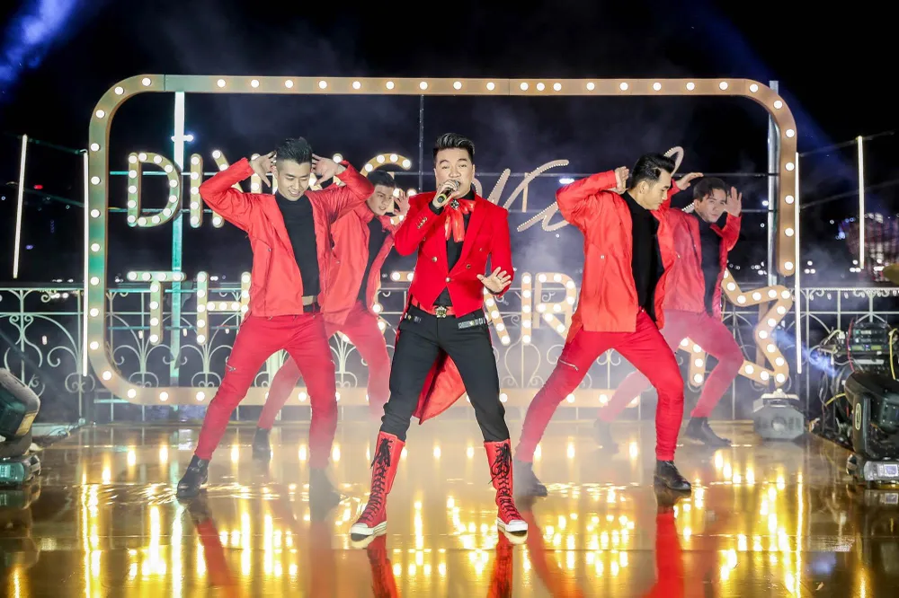 Hồng Ngọc bất ngờ tái hợp cùng Mr. Đàm đón năm mới trên du thuyền triệu đô ảnh 1