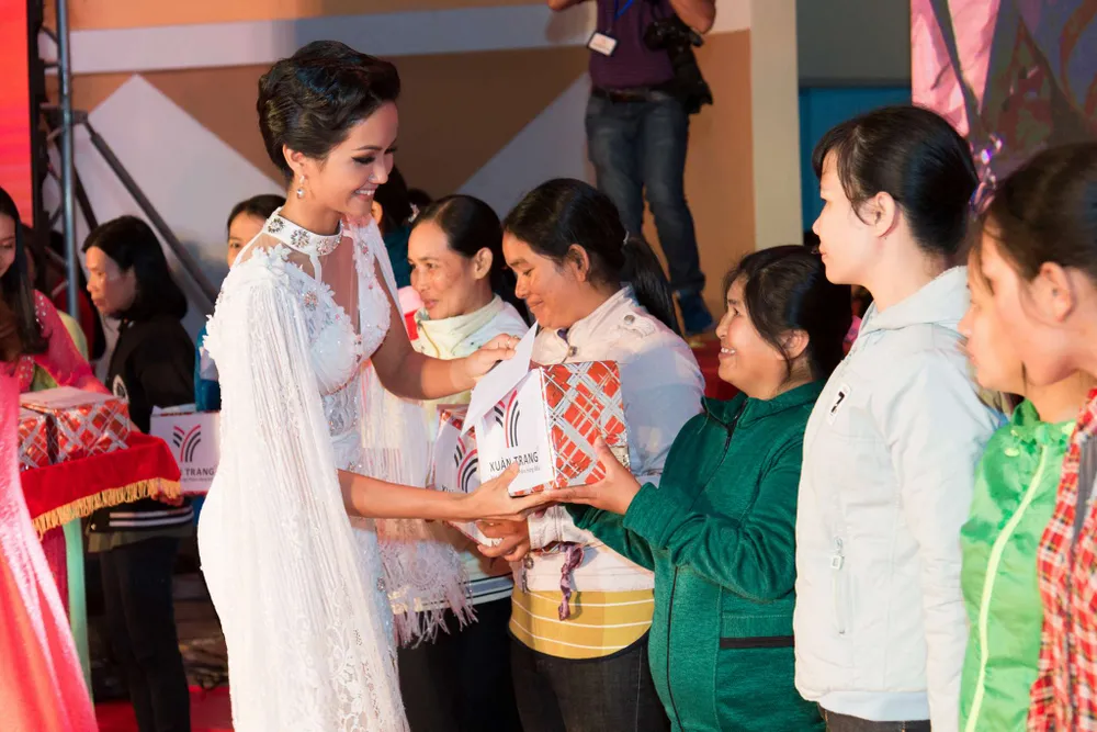 Hoa hậu H'Hen Niê khoe dáng trong váy trắng đầy quyến rũ ảnh 2