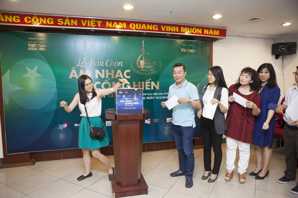 Sau nhiều năm vắng bóng, Mỹ Tâm bất ngờ xuất hiện trong lễ trao giải Cống hiến 2018 ảnh 4