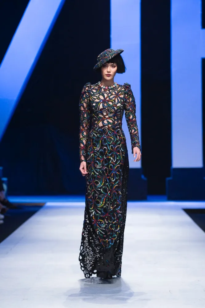 Thanh Hằng nắm tay Hà Hồ làm vedette cho bộ sưu tập của Công Trí ảnh 3