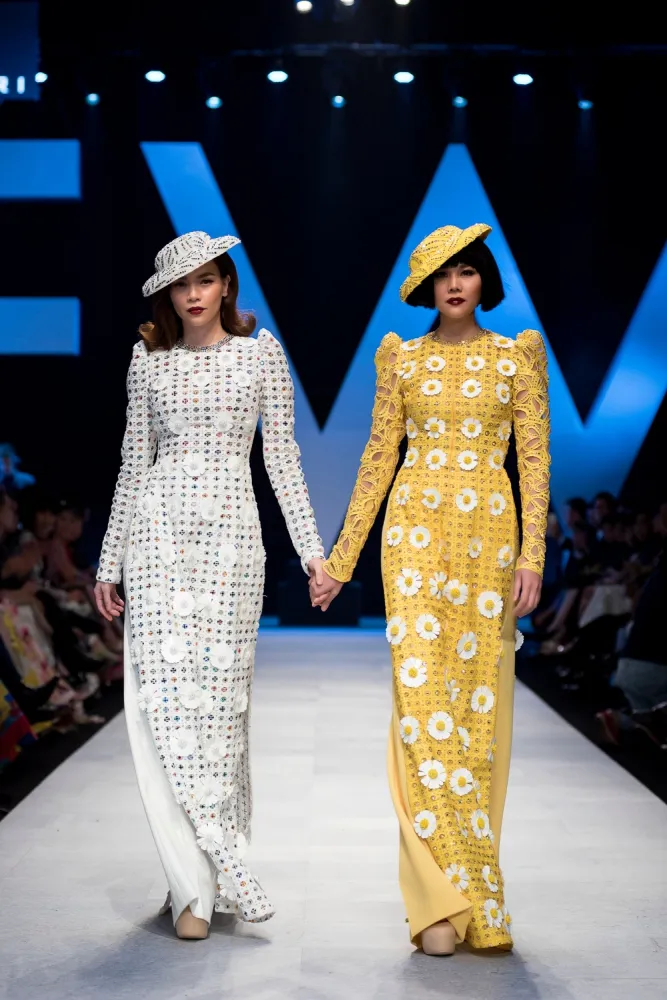 Thanh Hằng nắm tay Hà Hồ làm vedette cho bộ sưu tập của Công Trí ảnh 4