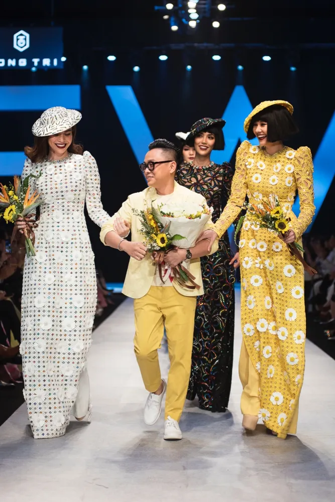 Thanh Hằng nắm tay Hà Hồ làm vedette cho bộ sưu tập của Công Trí ảnh 1