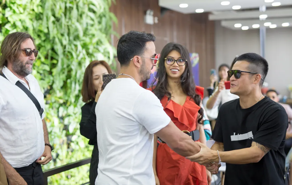 Luis Fonsi biểu diễn ca khúc tỷ view "Despacito" bản phối hoàn toàn mới tại Việt Nam ảnh 4