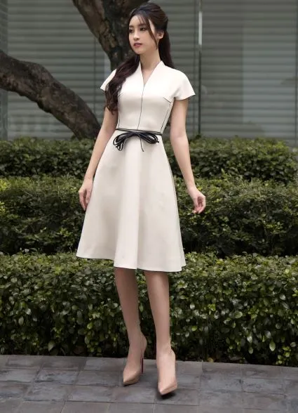 Sau khi trao lại vương miện, Hoa hậu Đỗ Mỹ Linh xuất hiện tươi tắn và rạng ngời ảnh 4