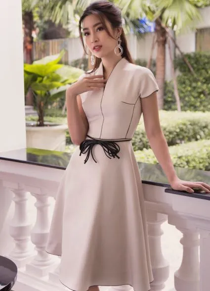 Sau khi trao lại vương miện, Hoa hậu Đỗ Mỹ Linh xuất hiện tươi tắn và rạng ngời ảnh 5