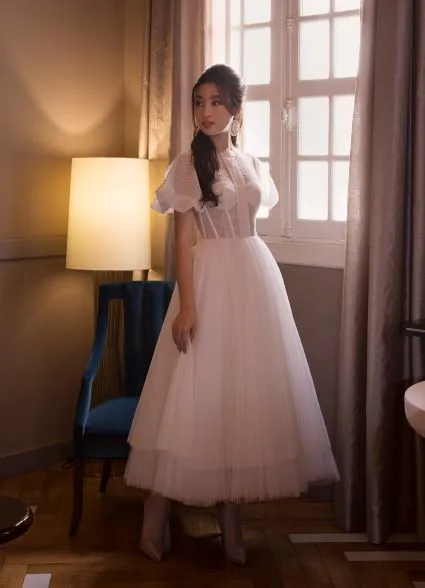 Sau khi trao lại vương miện, Hoa hậu Đỗ Mỹ Linh xuất hiện tươi tắn và rạng ngời ảnh 6