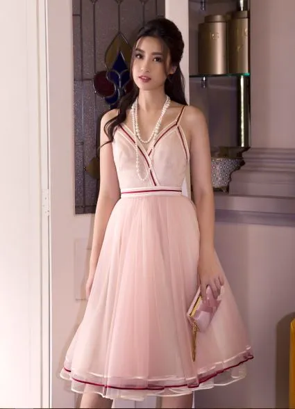 Sau khi trao lại vương miện, Hoa hậu Đỗ Mỹ Linh xuất hiện tươi tắn và rạng ngời ảnh 3