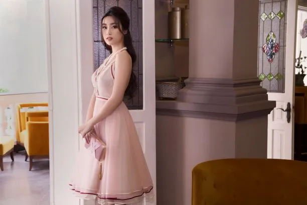 Sau khi trao lại vương miện, Hoa hậu Đỗ Mỹ Linh xuất hiện tươi tắn và rạng ngời ảnh 1