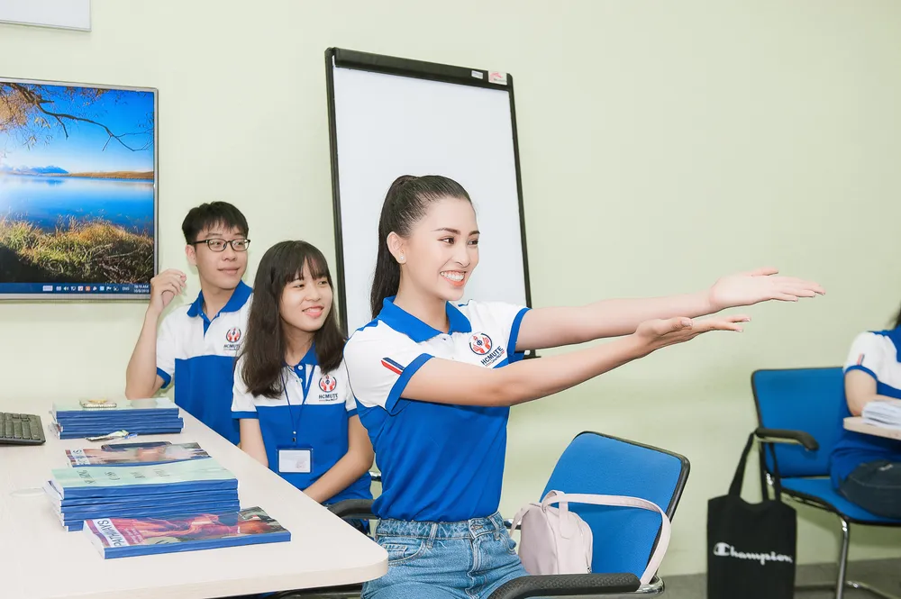 Hoa hậu Tiểu Vy về trường, tham gia buổi học đầu tiên ảnh 2
