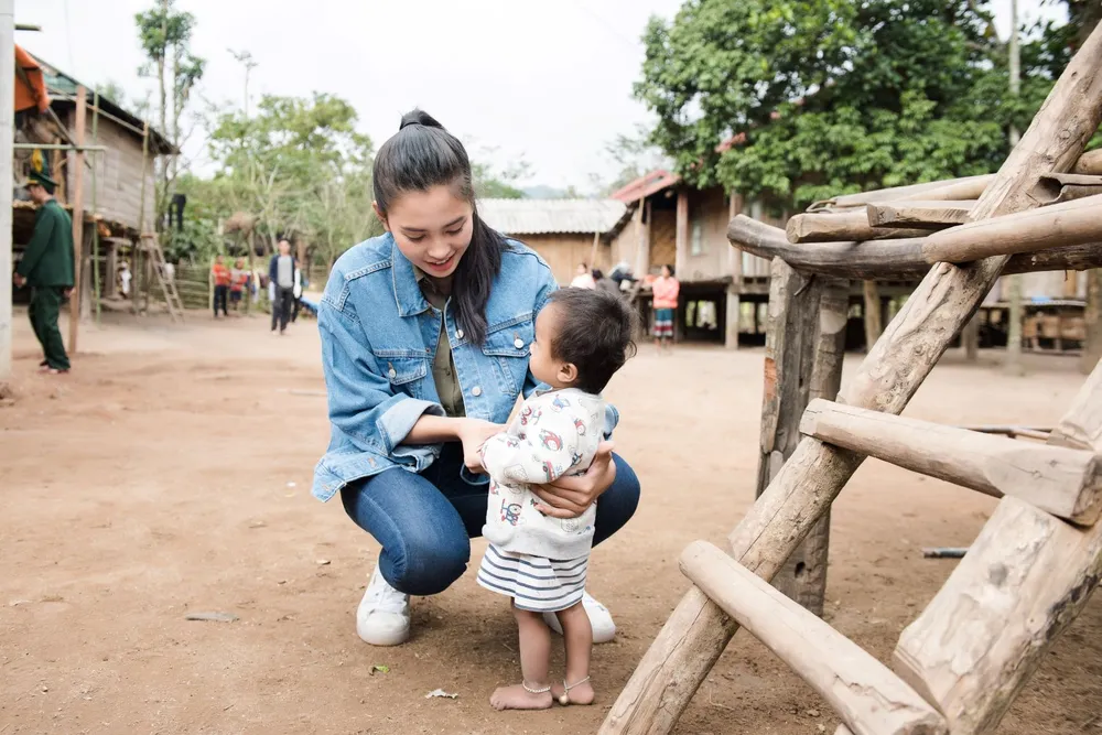 Hoa hậu Tiểu Vy trở lại thăm bà con bản Nịu ảnh 2