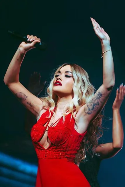 Rita Ora diện thiết kế của Công Trí trên sân khấu tour Pheonix ảnh 1