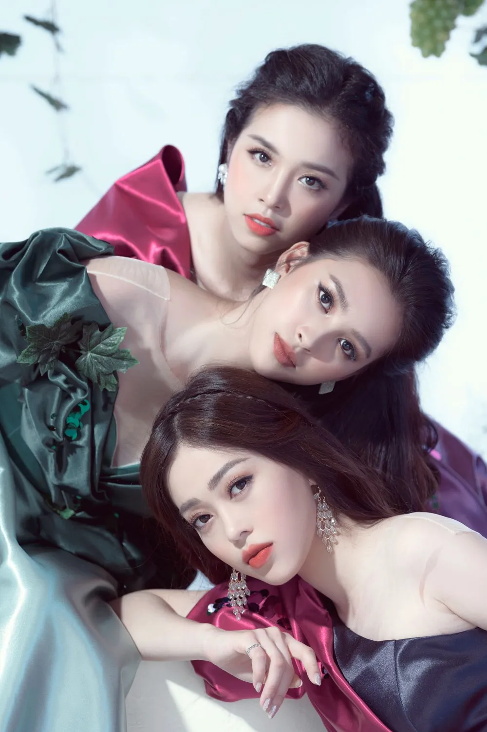 Tiểu Vy, Phương Nga, Thúy An hóa thân thành nữ thần nho trong bộ ảnh mới ảnh 6