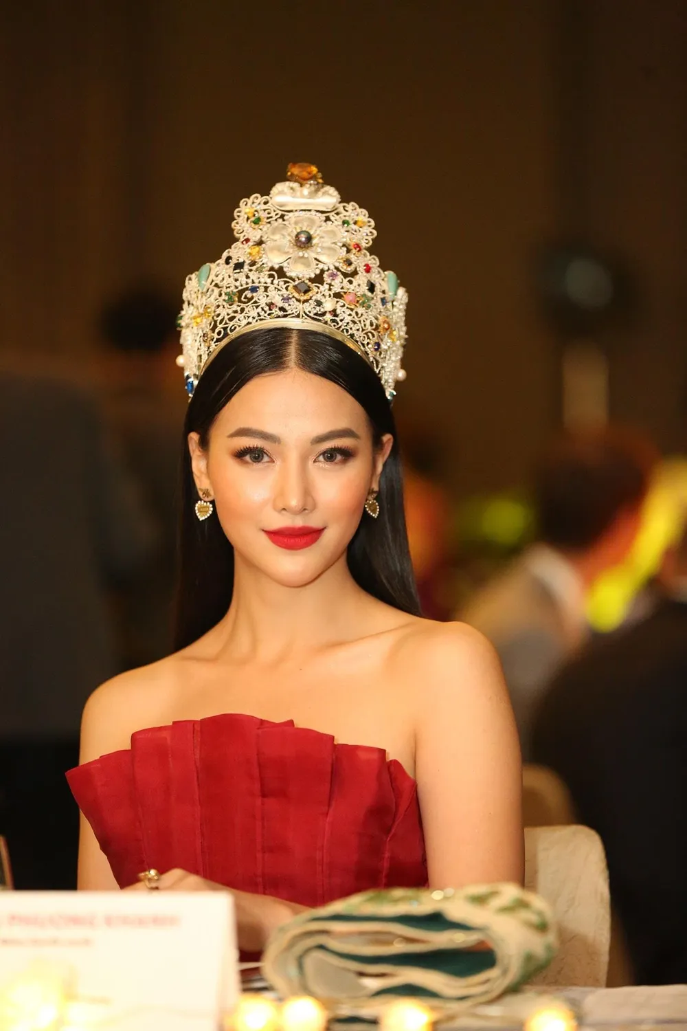 Phương Khánh xuất hiện quyến rũ tại đêm chung kết Miss Earth Singapore 2019 ảnh 1