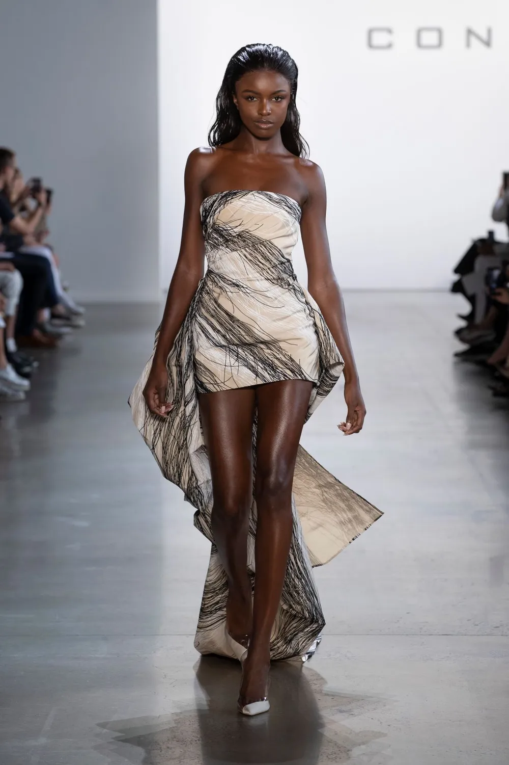 Elsa Hosk đảm nhiệm First Face và Vedette tại show Công Trí Xuân Hè 2020 ảnh 7