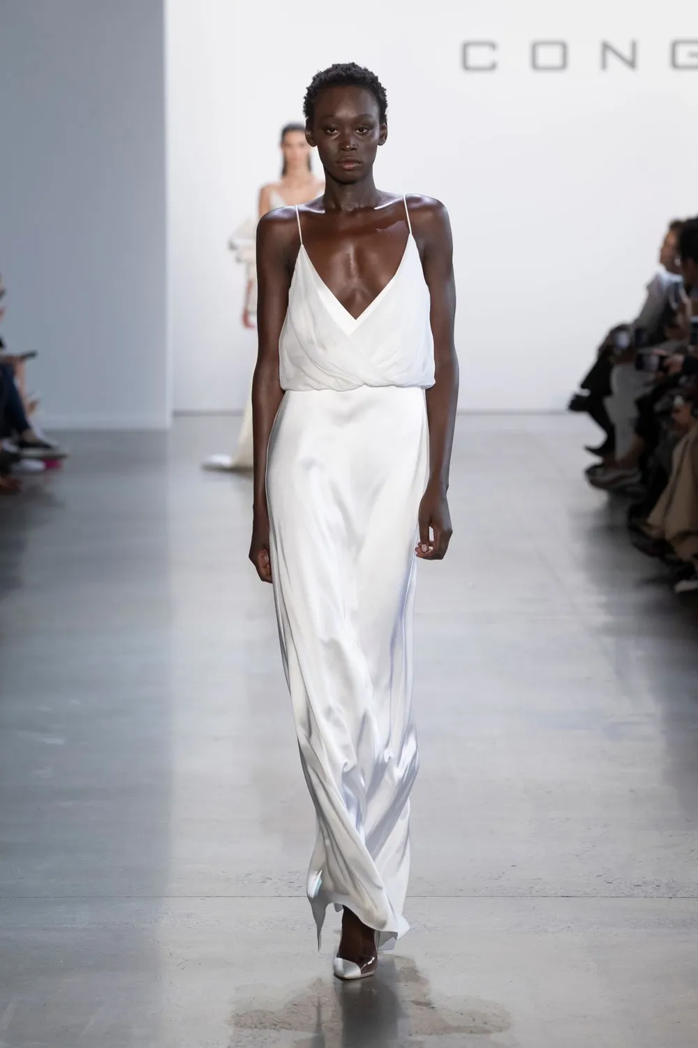 Elsa Hosk đảm nhiệm First Face và Vedette tại show Công Trí Xuân Hè 2020 ảnh 9