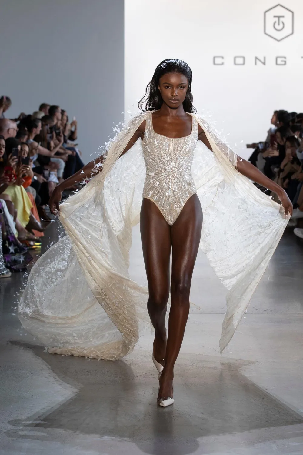 Elsa Hosk đảm nhiệm First Face và Vedette tại show Công Trí Xuân Hè 2020 ảnh 8