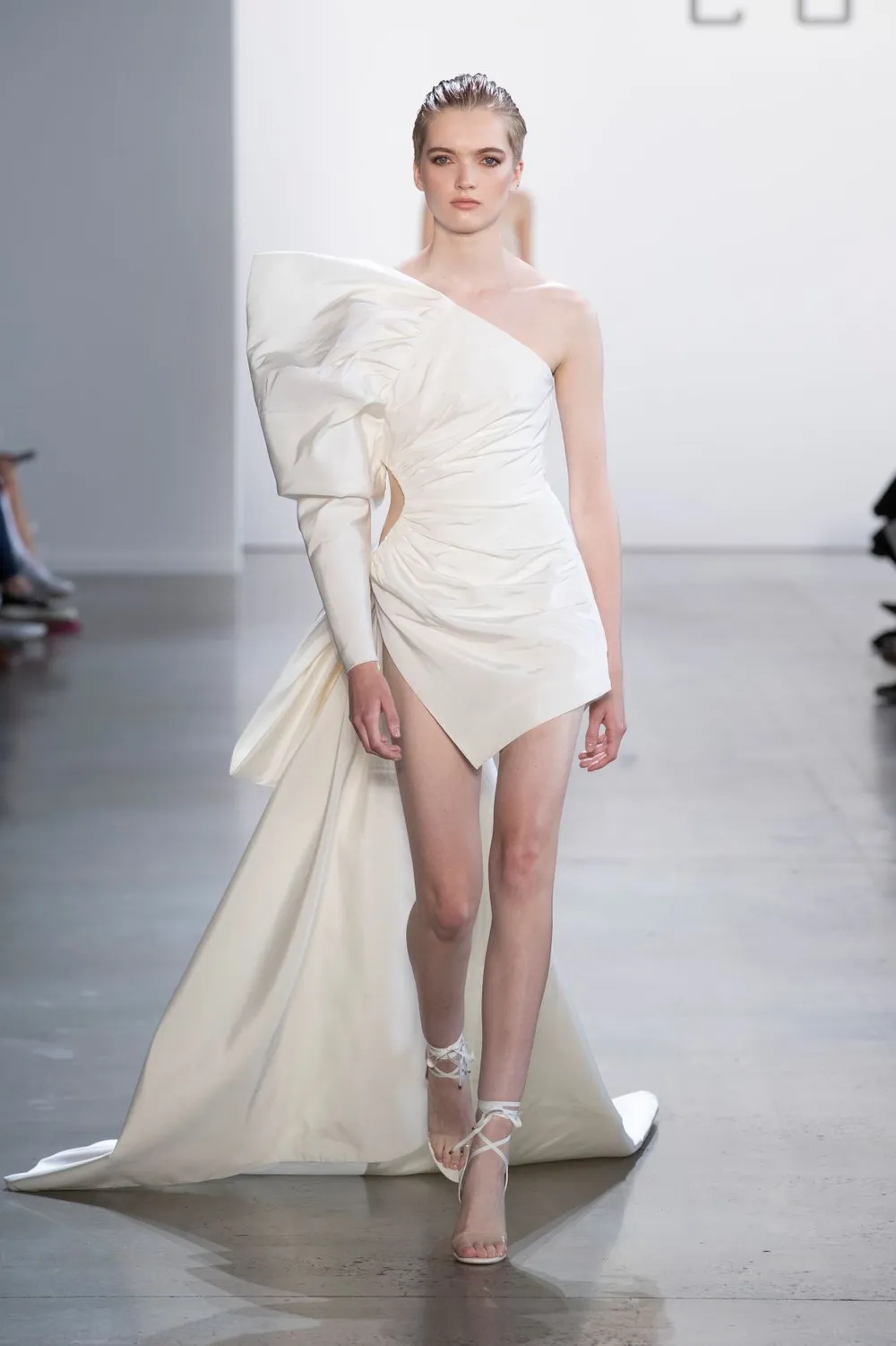 Elsa Hosk đảm nhiệm First Face và Vedette tại show Công Trí Xuân Hè 2020 ảnh 4