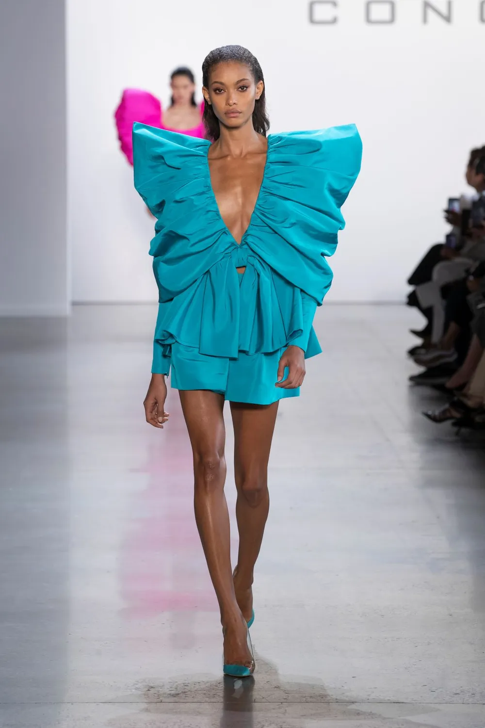 Elsa Hosk đảm nhiệm First Face và Vedette tại show Công Trí Xuân Hè 2020 ảnh 11