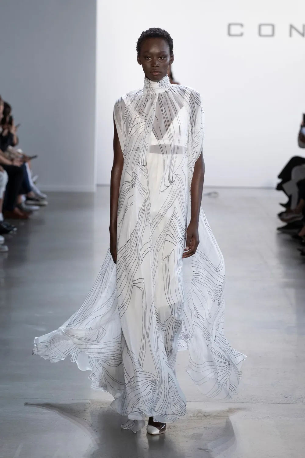 Elsa Hosk đảm nhiệm First Face và Vedette tại show Công Trí Xuân Hè 2020 ảnh 10