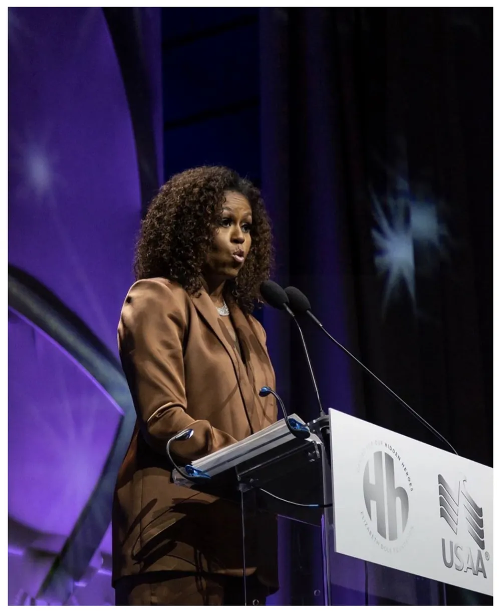 Cựu đệ nhất Phu nhân Mỹ Michelle Obama mặc trang phục thiết kế của Công Trí ảnh 1