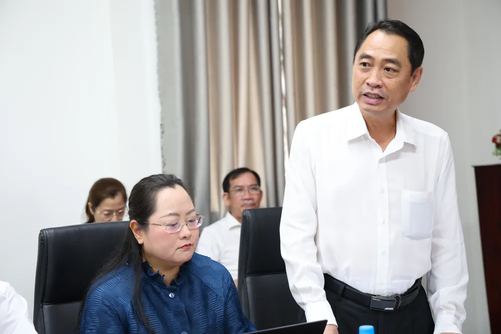 doan-cong-tac-pho-bi-thu-thanh-uy-tphcm-van-thi-bach-tuyet-3-lethoa.JPG