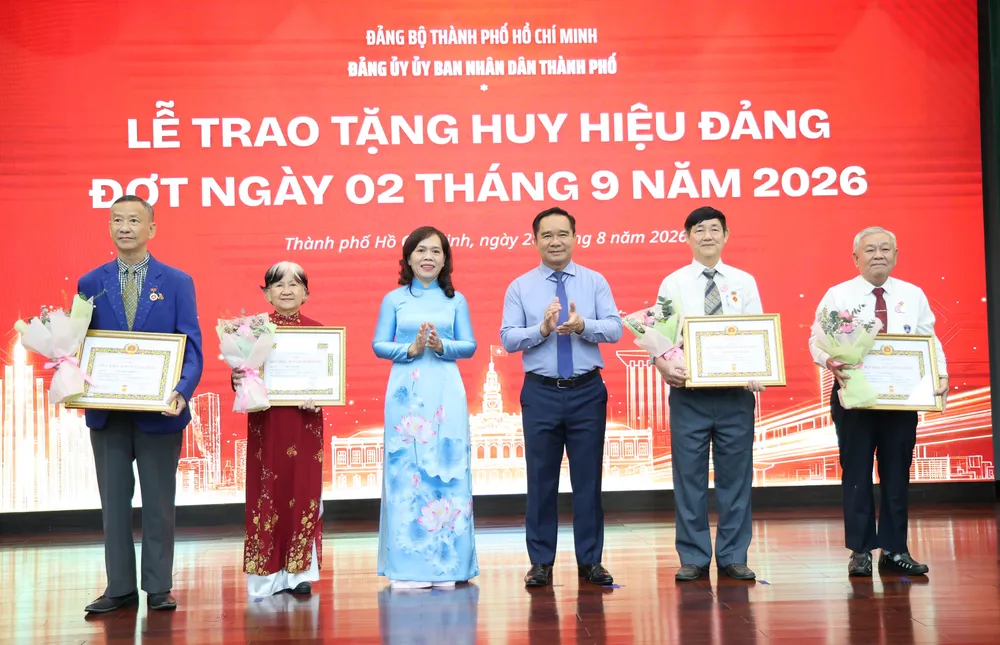 le-trao-huy-hieu-dang-lethoa-5.JPG