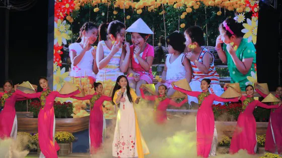 Khai mạc chợ hoa xuân “Trên bến dưới thuyền” Tết Nhâm Dần 2022 ảnh 1