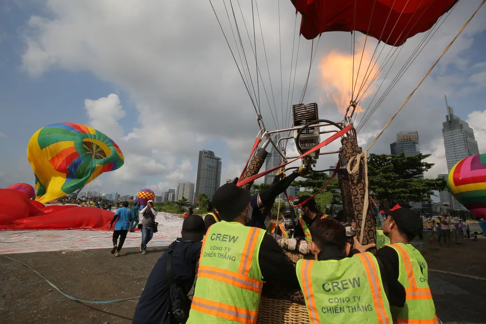 TPHCM: Khinh khí cầu kéo đại kỳ mừng ngày Quốc khánh 2-9 ảnh 1