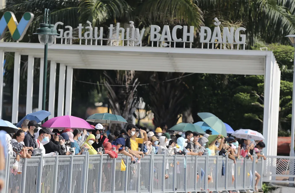 TPHCM: Khinh khí cầu kéo đại kỳ mừng ngày Quốc khánh 2-9 ảnh 20