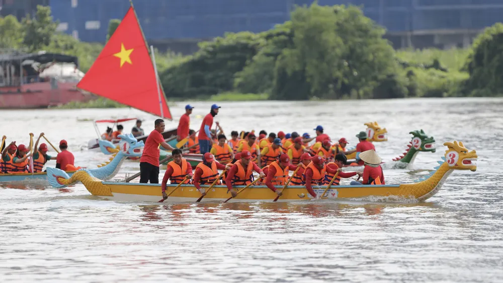 TPHCM: Khinh khí cầu kéo đại kỳ mừng ngày Quốc khánh 2-9 ảnh 15