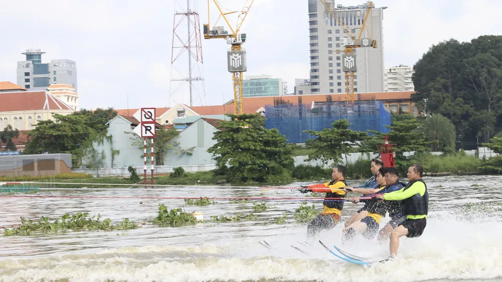 TPHCM: Khinh khí cầu kéo đại kỳ mừng ngày Quốc khánh 2-9 ảnh 16