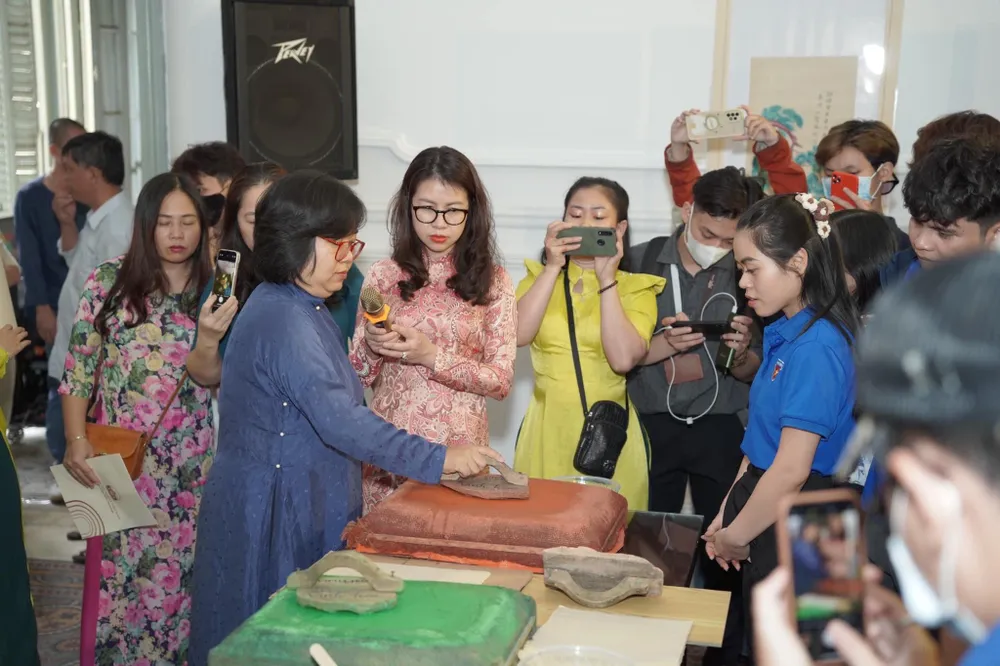 Trải nghiệm in tranh tại triển lãm