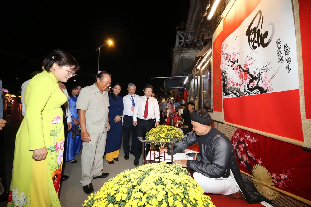 Khu vực phố Ông Đồ trong chợ hoa "Trên bến dưới thuyền". Ảnh: DŨNG PHƯƠNG