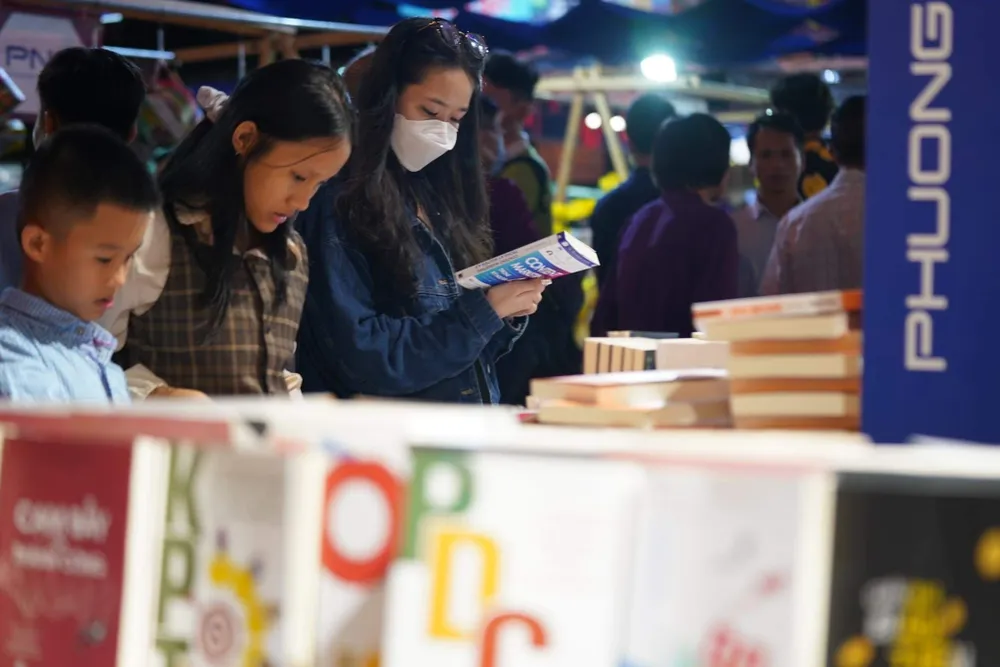 Khách tham quan và mua sắm ở đường sách Tết Quý Mão. Ảnh: DŨNG PHƯƠNG