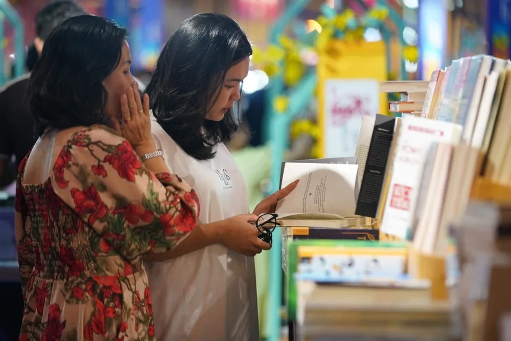 Khách tham quan đường sách Tết Quý Mão. Ảnh: DŨNG PHƯƠNG