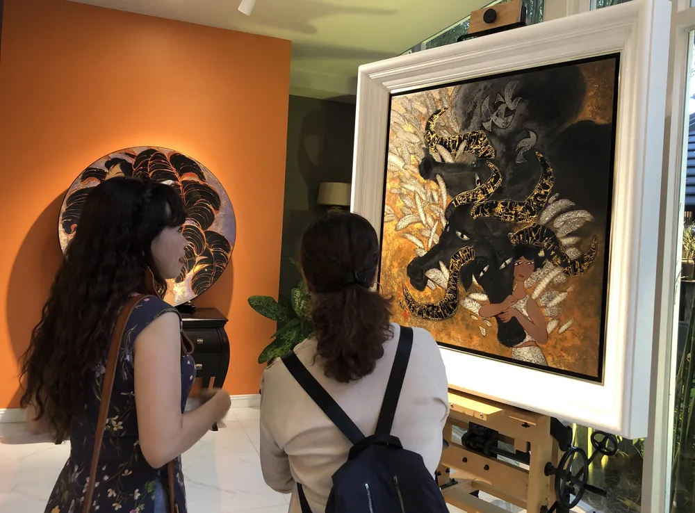 Khách tham quan triển lãm