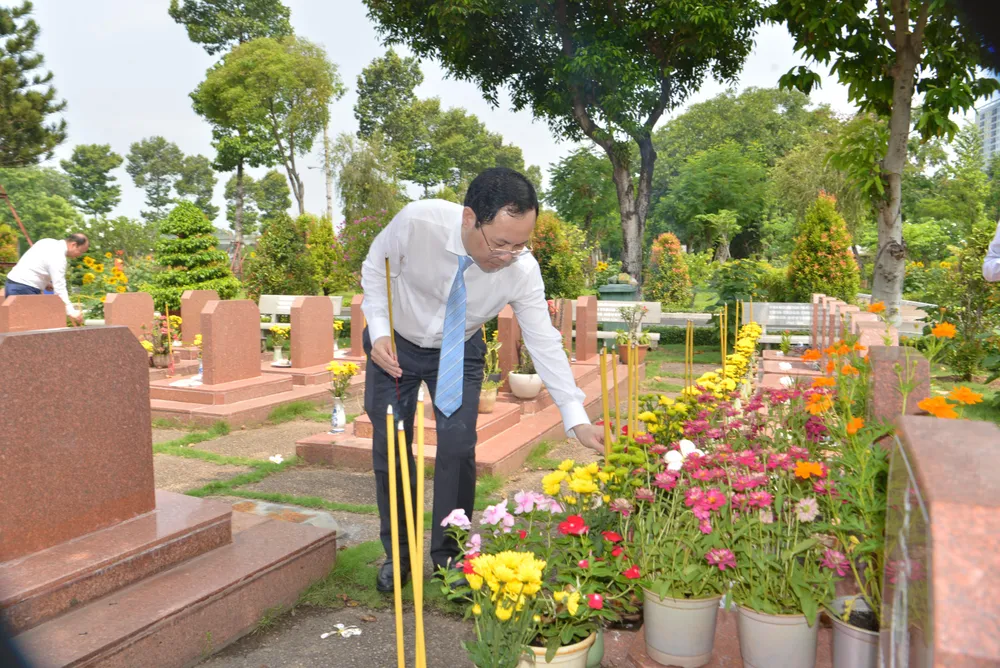 Phó Bí thư Thành ủy TPHCM Nguyễn Văn Hiếu dâng hương tại Nghĩa trang Liệt sĩ TPHCM. Ảnh: CAO THĂNG