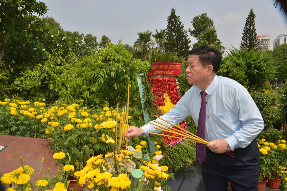 Đồng chí Nguyễn Trọng Nghĩa dâng hương tại Nghĩa trang Liệt sĩ TPHCM (Đồi Không tên, TP Thủ Đức). Ảnh: CAO THĂNG