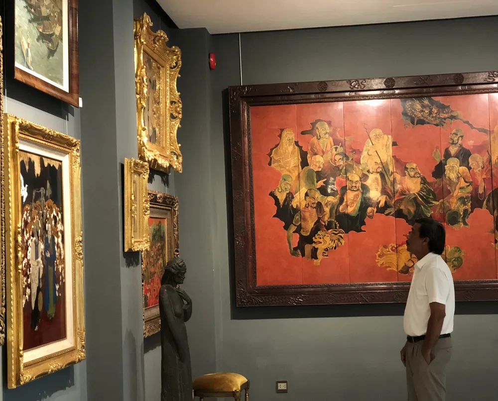 Khách tham quan bảo tàng