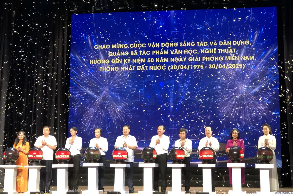 Các đại biểu tham dự lễ công bố chương trình và phát động cuộc vận động sáng tác và dàn dựng, quảng bá tác phẩm văn học, nghệ thuật chủ đề “Thành phố Hồ Chí Minh - 50 năm tự hào bản anh hùng ca”