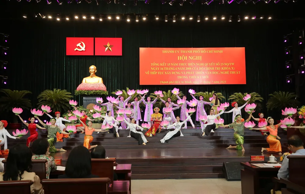 Chương trình văn nghệ khai mạc Hội nghị. Ảnh: DŨNG PHƯƠNG.