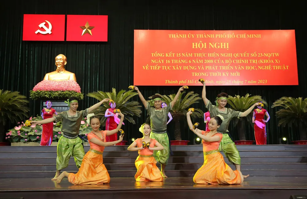 Chương trình văn nghệ khai mạc hội nghị. ẢNH: DŨNG PHƯƠNG.