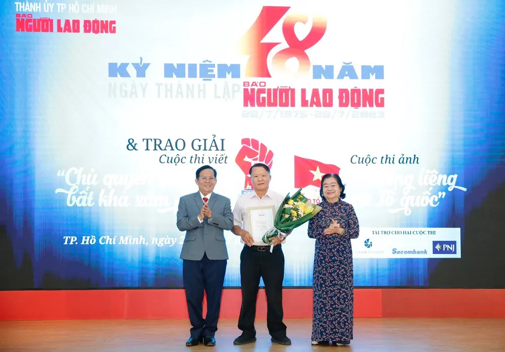 Giải Nhất cuộc thi “Thiêng liêng cờ Tổ quốc” lần thứ 2 thuộc về tác giả Nguyễn Xuân Tư