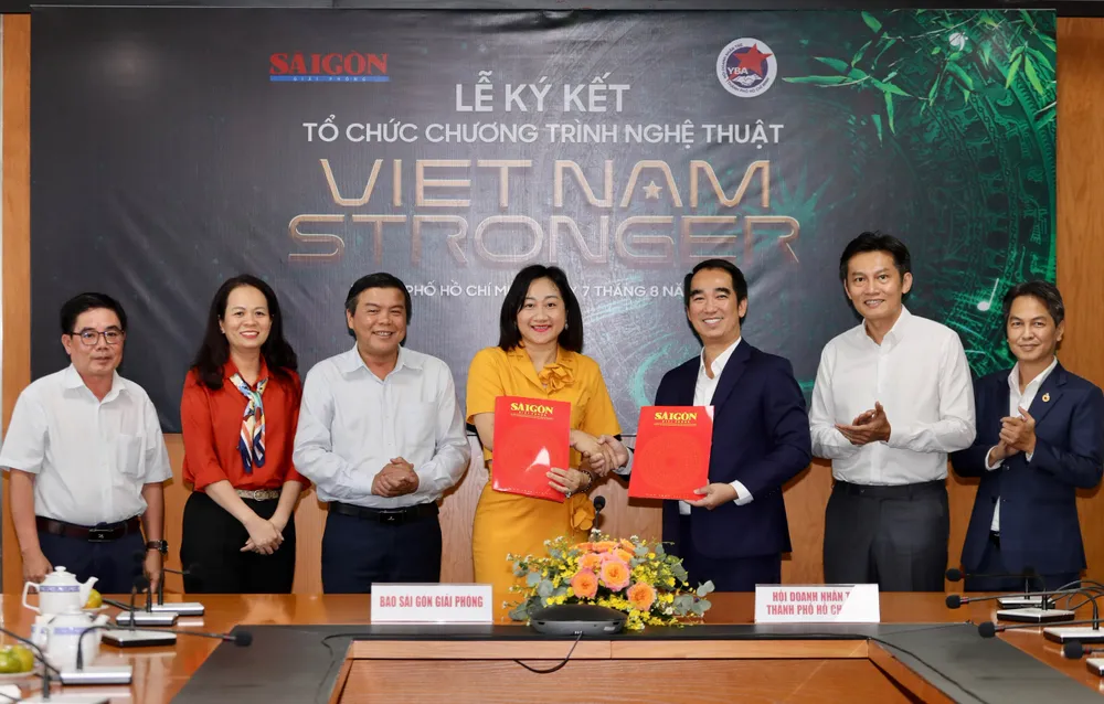 Đại diện Báo Sài Gòn Giải Phóng và Hội Doanh nhân Trẻ TPHCM chụp ảnh lưu niệm tại lễ ký kết. Ảnh: DŨNG PHƯƠNG