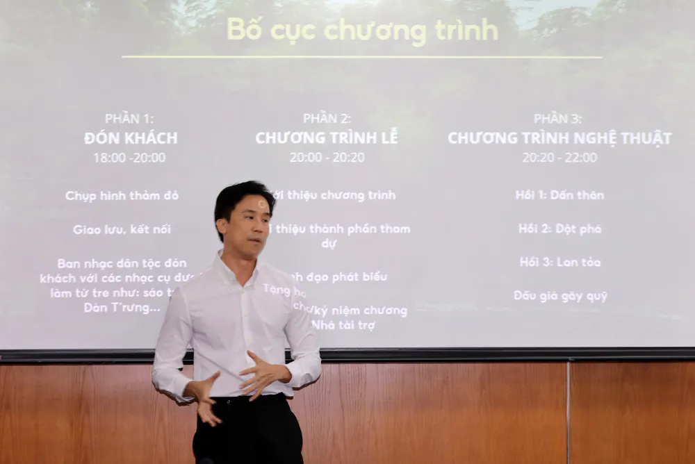 Đạo diễn Lê Việt - Đạo diễn chính của chương trình "Viet Nam Stronger" trình bày ý tưởng nghệ thuật. Ảnh: DŨNG PHƯƠNG