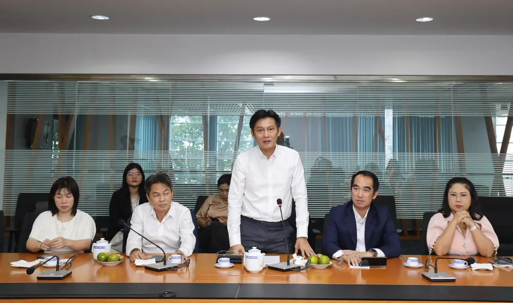 Chủ tịch Hội Doanh nhân Trẻ TPHCM Phạm Phú Trường chia sẻ tại lễ ký kết. Ảnh: DŨNG PHƯƠNG