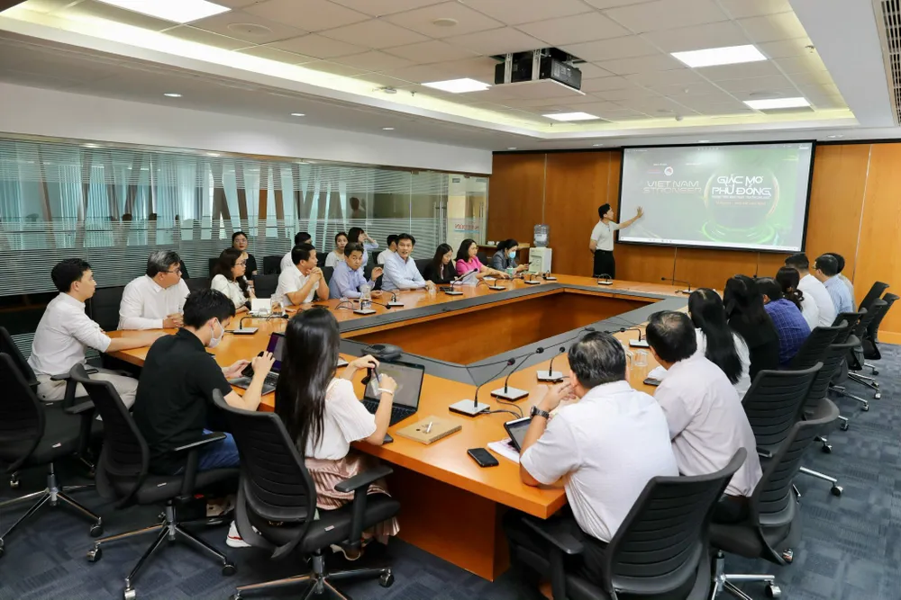 Đạo diễn Lê Việt trình bày về chương trình. Ảnh: DỦNG PHƯƠNG