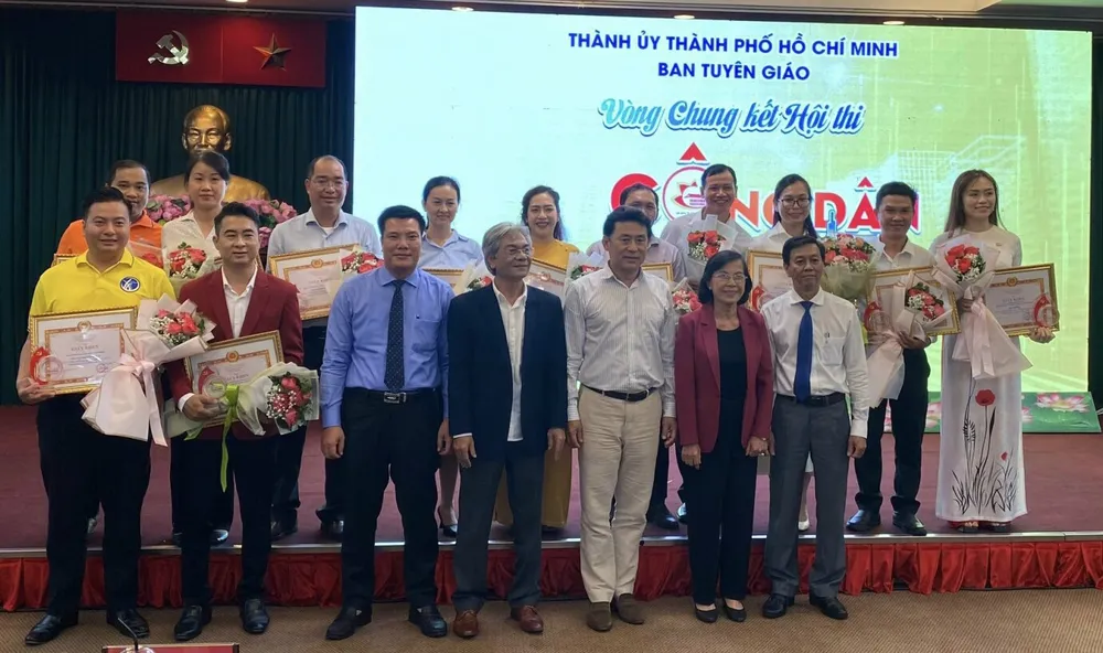 Ban giám khảo chụp hình lưu niệm cùng các đội dự thi