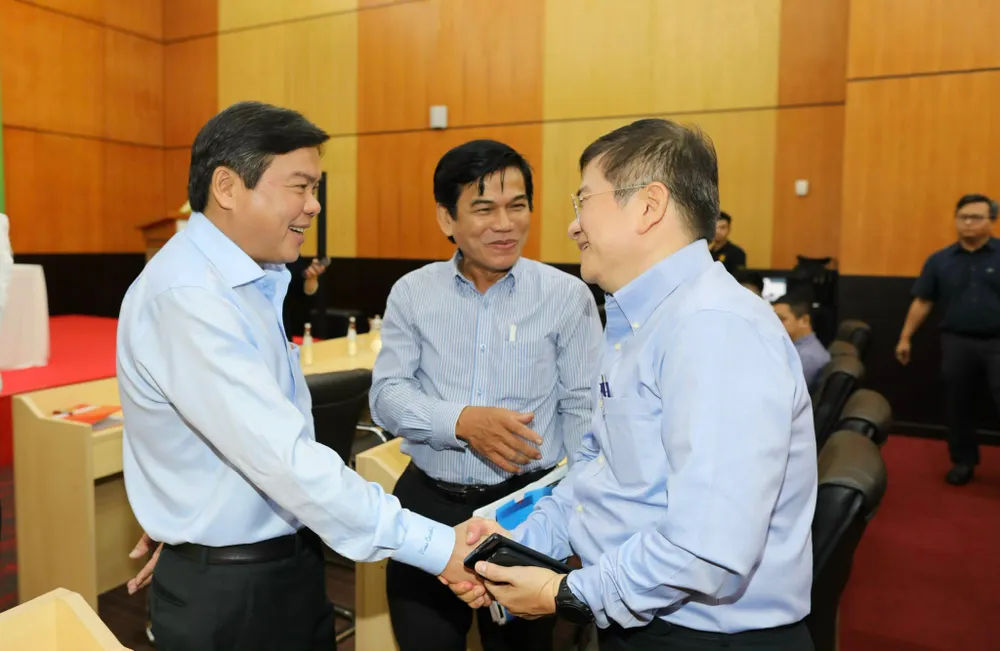 Ông Tăng Hữu Phong, Tổng Biên tập Báo SGGP trò chuyện cùng khách mời tham dự chương trình. ẢNH: DŨNG PHƯƠNG